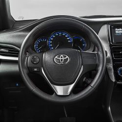 Toyota Yaris Hatchback Controles Volante